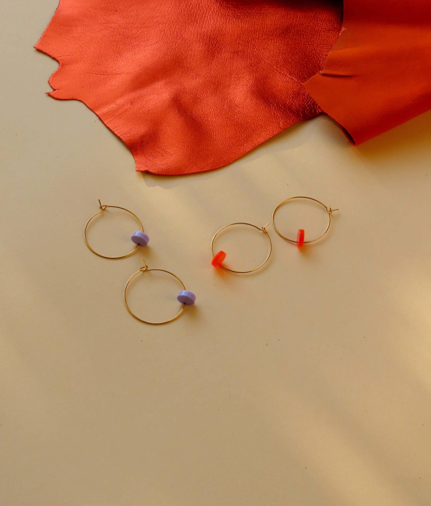 Neon Orange Dots Hoops aus Edelstahl