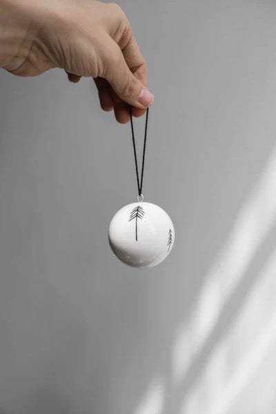 CHRISTBAUMKUGEL AUS PORZELLAN TALL