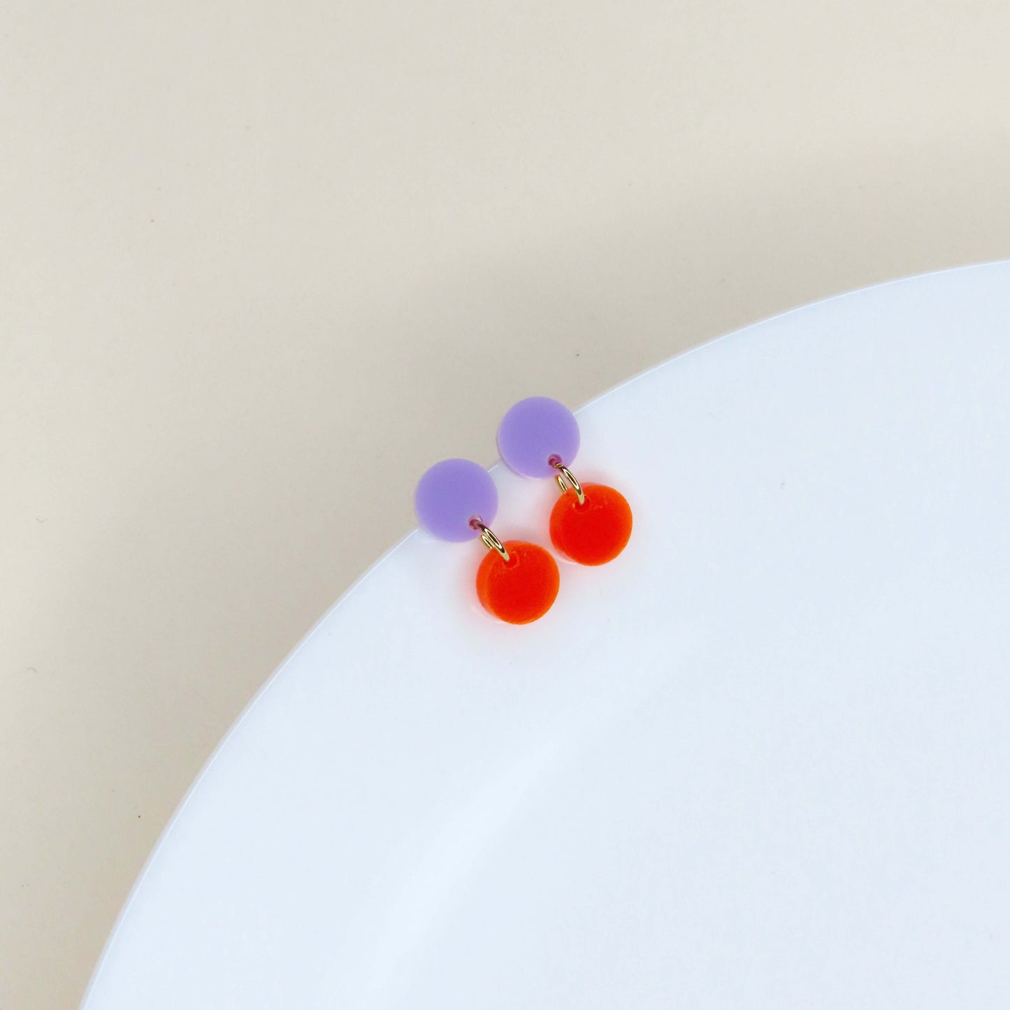 Dotty Acryl Ohrringe in flieder neonorange