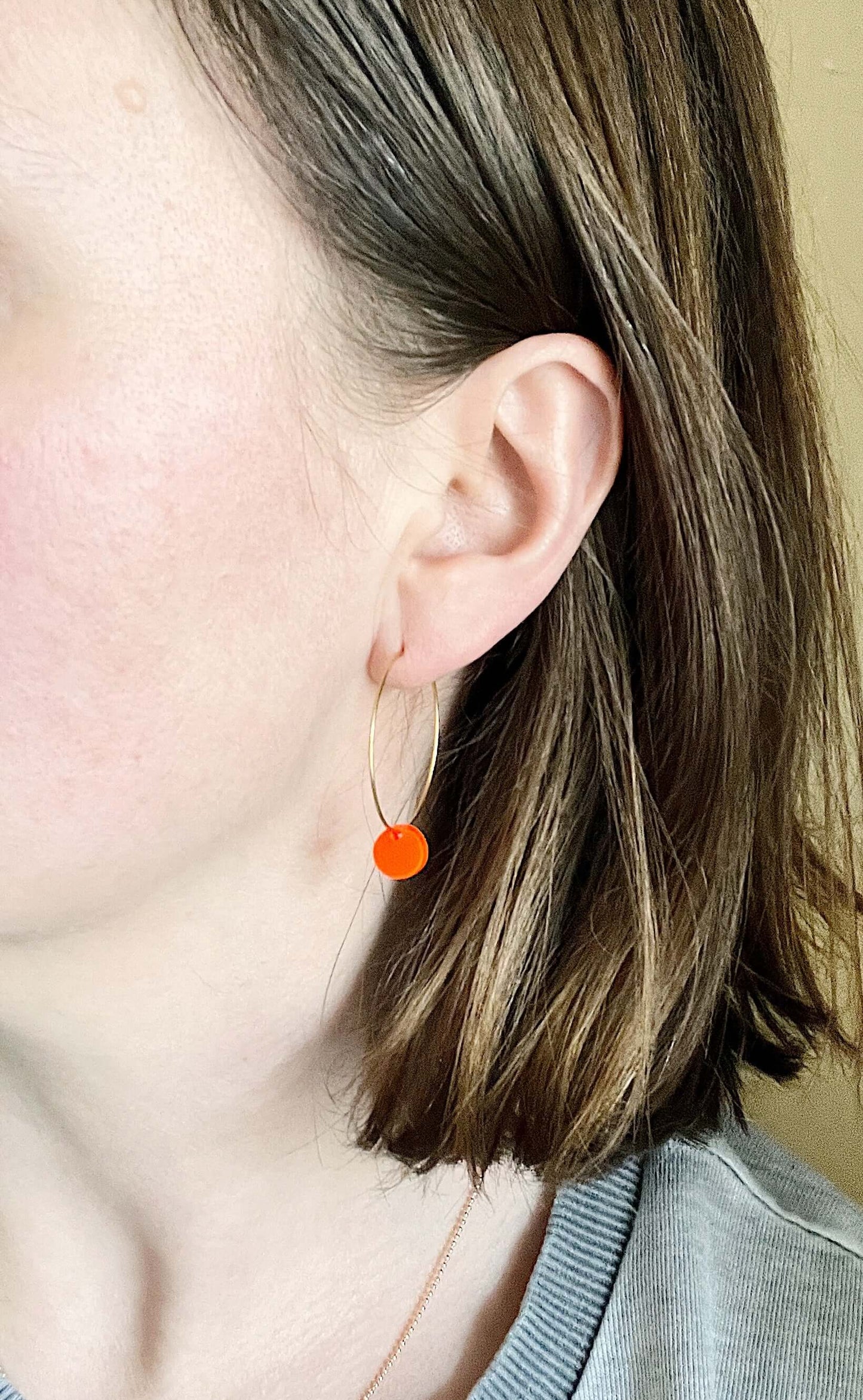 Neon Orange Dots Hoops aus Edelstahl