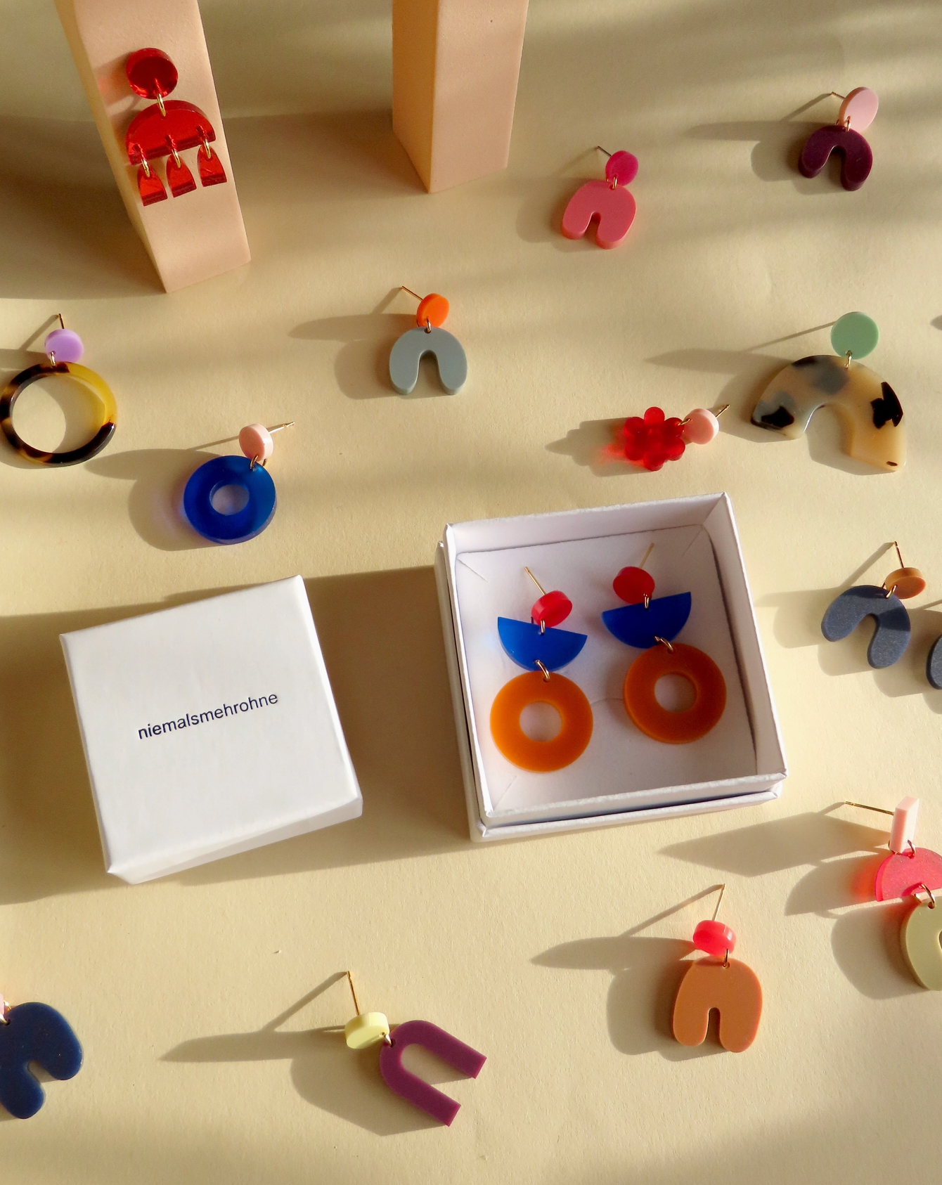 Dots mit Stick Hoops aus Edelstahl flieder feuerrot